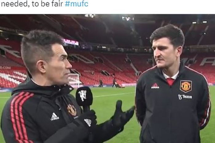 Bek tengah Manchester United, Harry Maguire, menjalani wawancara seusai laga ronde kelima Piala FA kontra West Ham United di Stadion Old Trafford, Rabu (1/3/2023). Maguire sebut Man United bukan salah satu tim terbaik.