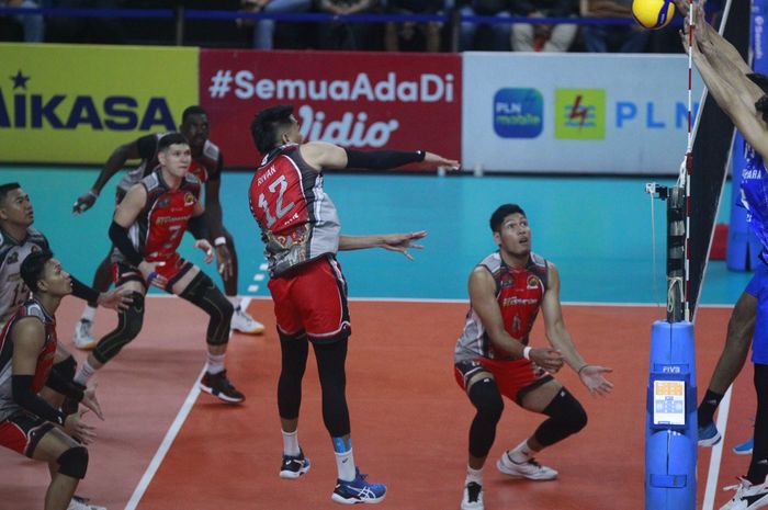 Aksi pemain Surabaya BIN Samator, Rivan Nurmulki, saat menghadapi Jakarta Bhayangkara Presisi pada pertandingan final four yang digelar di GOR Jatidiri, Semarang, Kamis (2/3/2023)