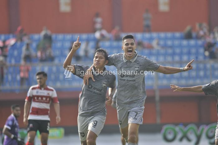 Gelandang Borneo FC, Adam Alis melakukan selebrasi usai membobol gawang Madura United.