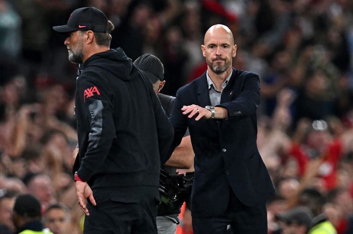 Pelatih Manchester United, Erik ten Hag (kanan), saat menghadapi Liverpool asuhan Juergen Klopp di Anfield dalam lanjutan Liga Inggris (5/3/2023).