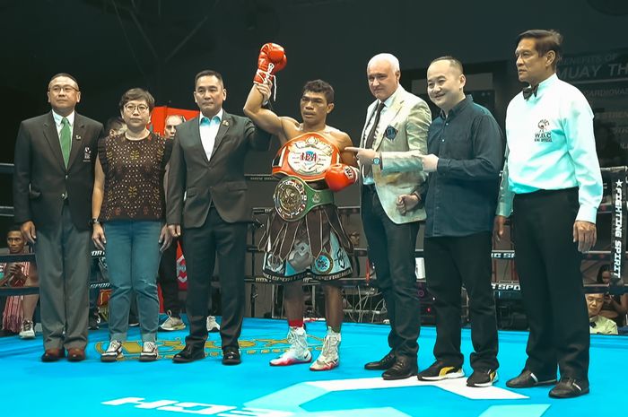 Petinju Indonesia, Hebi Marapu, berpose setelah mengalahkan Phissanu Chimsunthom (Thailand) dalam pertarungan yang berlangsung di Bangkok, Thailand, Sabtu (4/3/2023)