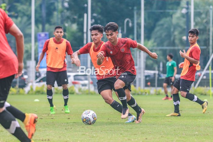 Tito Hamzah (kanan) sedang menguasai bola dan dibayangi David Maulana (kiri) dalam sesi latihan timnas U-22 Indonesia di Lapangan A, Senayan, Jakarta, Sabtu (4/3/2023).