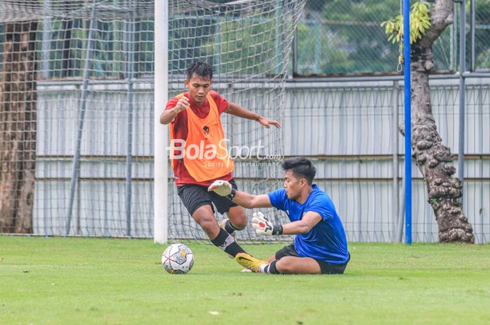 Titan Agung Bagus Fawwazi (kiri) sedang berusaha melewati rekannya bernama Satrio Azhar (kanan) dalam latihan timnas U-22 Indonesia di Lapangan A, Senayan, Jakarta, Sabtu (4/3/2023).