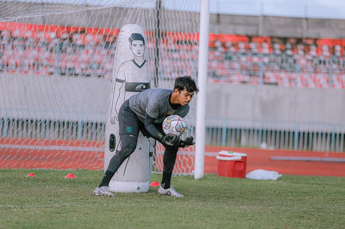 Kiper Persebaya Surabaya, Andhika Ramadhani.