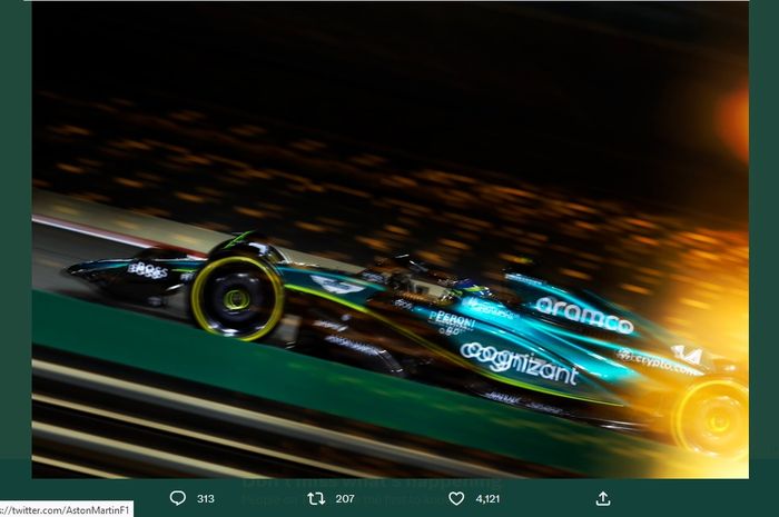 Pembalap Aston Martin, Fernando Alonso, memimpin catatan waktu lap pada latihan kedua F1  GP Bahrain di Sirkuit Internasional Bahrain, Sakhir, Bahrain, 3 Maret 2023.