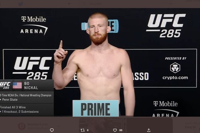 Petarung kelas menengah, Bo Nickal, pada sesi penimbangan berat badan UFC 285