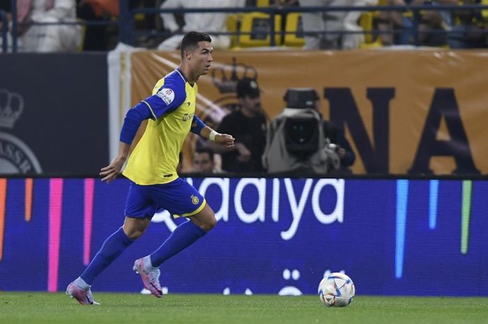 Aksi Cristiano Ronaldo bersama Al Nassr saat melawan Al Batin di Liga Arab Saudi.