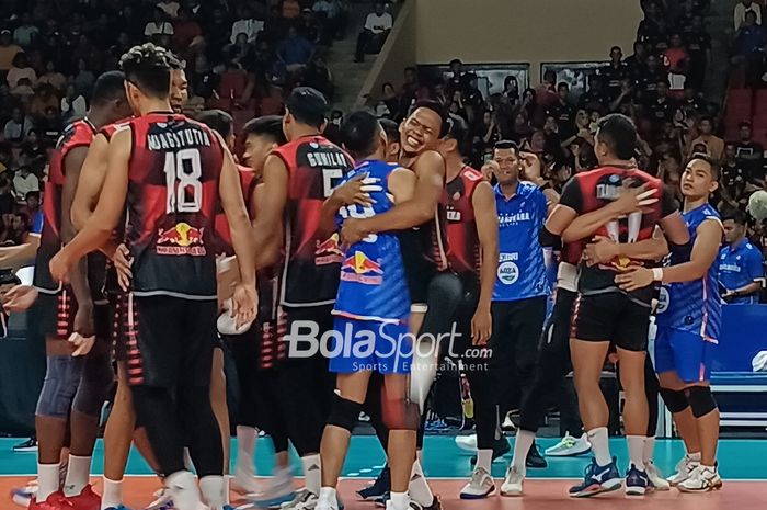 Pemain Jakarta Bhayangkara Presisi merayakan kemenangan mereka atas Jakarta STIN BIN pada lanjutan final four Proliga 2023 di GOR Jatidiri, Semarang, Jawa Tengah, 4 Maret 2023.