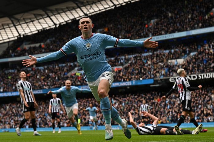 Winger Manchester City, Phil Foden, merayakan gol ke gawang Newcastle United dalam laga Liga Inggris di Stadion Etihad, Sabtu (4/3/2023).