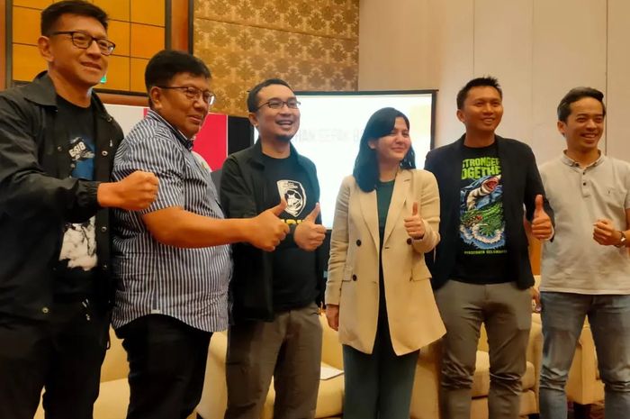 Wakil Ketua Umum PSSI, Ratu Tisha (tengah kanan) dalam konferensi pers Sarasehan Sepak Bola Indonesia di hotel Sheraton, Surabaya, Sabtu (4/3/2023).