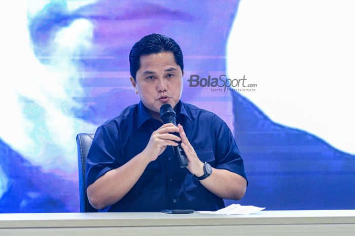 Ketua Umum PSSI, Erick Thohir, sedang memberikan keterangan kepada awak di GBK Arena, Senayan, Jakarta, Minggu (5/3/2023).