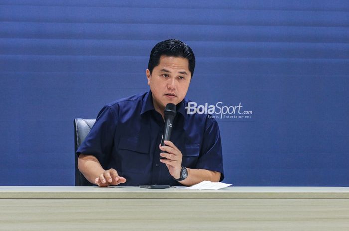 Ketua Umum PSSI, Erick Thohir, sedang memberikan keterangan kepada awak di GBK Arena, Senayan, Jakarta, Minggu (5/3/2023).