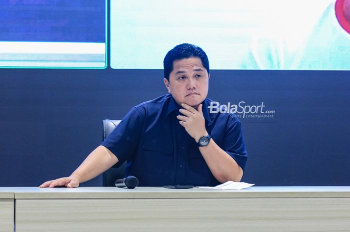 Ketua Umum PSSI, Erick Thohir, saat menghadiri sesi jumpa pers di GBK Arena, Senayan, Jakarta, Minggu (5/3/2023).