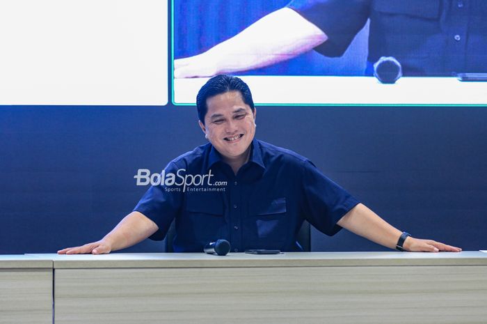 Ketua Umum PSSI, Erick Thohir, memberikan senyuman saat menyampaikan keterangan kepada awak media di GBK Arena, Senayan, Jakarta, Minggu (5/3/2023).