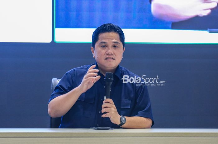 Ketua Umum PSSI, Erick Thohir, sedang memberikan keterangan kepada awak di GBK Arena, Senayan, Jakarta, Minggu (5/3/2023).