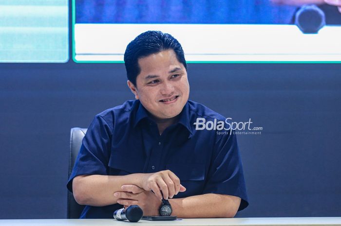 Ketua Umum PSSI, Erick Thohir, memberikan senyuman saat menyampaikan keterangan kepada awak di GBK Arena, Senayan, Jakarta, Minggu (5/3/2023).