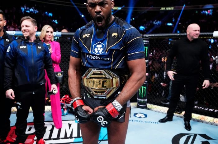 Juara baru kelas berat, Jon Jones, usai bertanding melawan Ciryl Gane, pada acara utama UFC 285, di Las Vegas, Amerika Serikat, Minggu (5/3/2023).