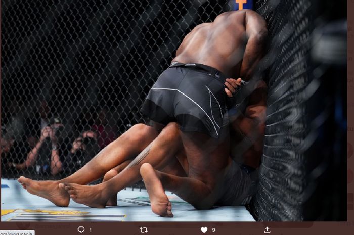 Aksi Jon Jones melakukan kuncian guillotine choke kepada Ciryl Gane untuk memenangi pertarungan gelar kelas berat pada UFC 285 di T-Mobile Arena, Las Vegas, Nevada, Amerika Serikat, 4 Maret 2023.