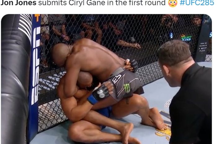 Jon Jones menang dengan kuncian atas Ciryl Gane dalam laga perebutan sabuk juara kelas berat di UFC 285, Minggu (5/3/2023) WIB di Las Vegas. 