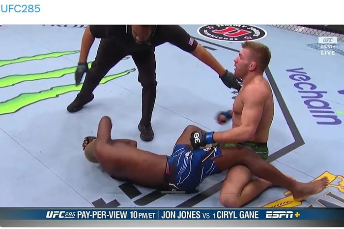 Dricus du Plessis mengalahkan Derek Brunson di UFC 285, Minggu (5/3/2023) di Las Vegas.