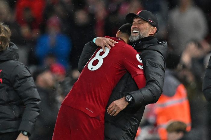 Pelatih Liverpool, Juergen Klopp, memeluk Cody Gakpo. Klopp merasa aneh dengan kemenangan besar melawan Manchester United di Liga Inggris (5/3/2023).