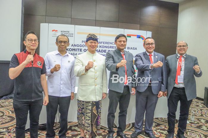 Lexyndo Hakim, Gatot Sulistiantoro Dewa Broto, Raja Sapta Oktohari serta jajarannya sedang berfoto bersama di Hotel Fairmont, Senayan, Jakarta, Senin (6/3/2022).