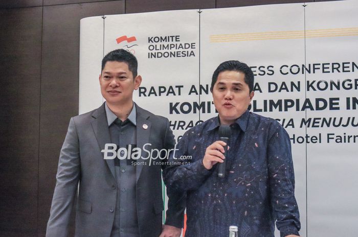 Ketua Umum PSSI sekaligus Member IOC (International Olympic Commitee), Erick Thohir (kanan) dan Presiden National Olympic Commitee atau Komite Olimpiade Indonesia, Raja Sapta Oktohari (kiri), sedang memberikan keterangan kepada awak media di Hotel Fairmont, Senayan, Jakarta,  Senin (6/3/2023) malam.