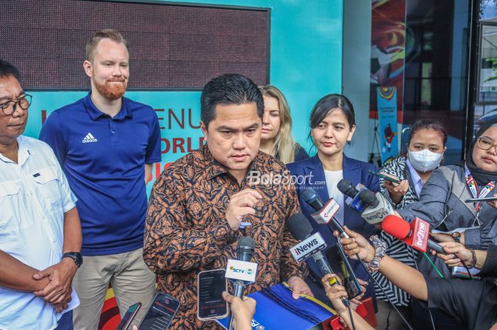 Ketua Umum PSSI, Erick Thohir (tengah) dan ditemani wakilnya bernama Ratu Tisha (kiri), sedang memberikan keterangan kepada awak media di GBK Arena, Senayan, Jakarta, Senin (6/3/2022).