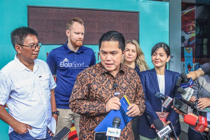 Ketua Umum PSSI, Erick Thohir (tengah) dan ditemani wakilnya bernama Ratu Tisha (kiri), sedang memberikan keterangan kepada awak media di GBK Arena, Senayan, Jakarta, Senin (6/3/2022).