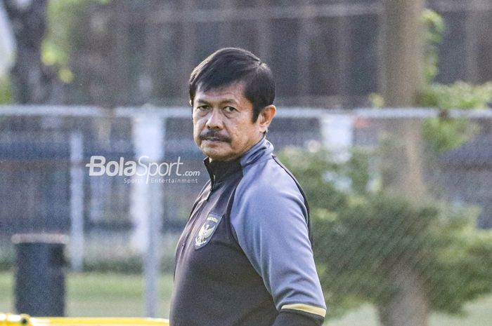 Pelatih timnas U-22 Indonesia, Indra Sjafri, sedang memantau para pemainnya berlatih di Lapangan B, Senayan, Jakarta, Selasa (7/3/2023),