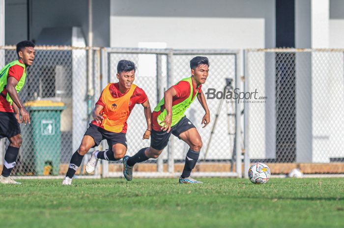 David Maulana (kanan) sedang menguasai bola dan dibayangi Mohammad Rifai (kiri) dalam sesi latihan timnas U-22 Indonesia di Lapangan B, Senayan, Jakarta, Selasa (7/3/2023),