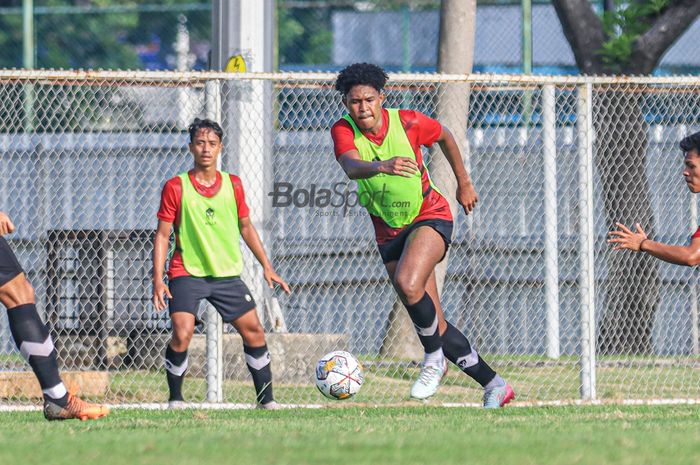 Braif Fatari (kanan) sedang menguasai bola dalam sesi latihan timnas U-22 Indonesia di Lapangan B, Senayan, Jakarta, Selasa (7/3/2023),