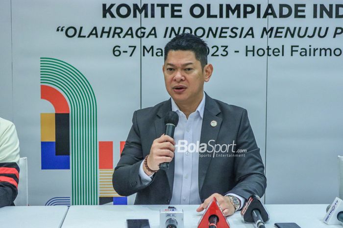 Presiden National Olympic Commitee (NOC) Indonesia atau Presiden Komite Olimpiade Indonesia, Raja Sapta Oktohari, sedang memberikan keterangan kepada awak media  di Hotel Fairmont, Senayan, Jakarta, Selasa (7/3/2023).