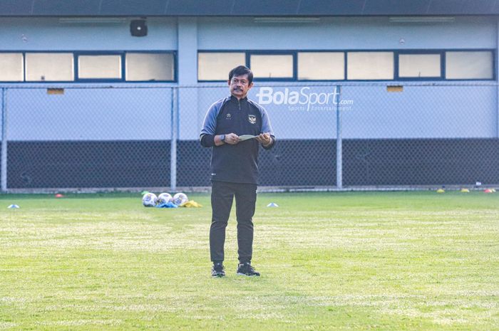 Pelatih timnas U-22 Indonesia, Indra Sjafri, sedang memantau para pemainnya berlatih di Lapangan B, Senayan, Jakarta, Selasa (7/3/2023),