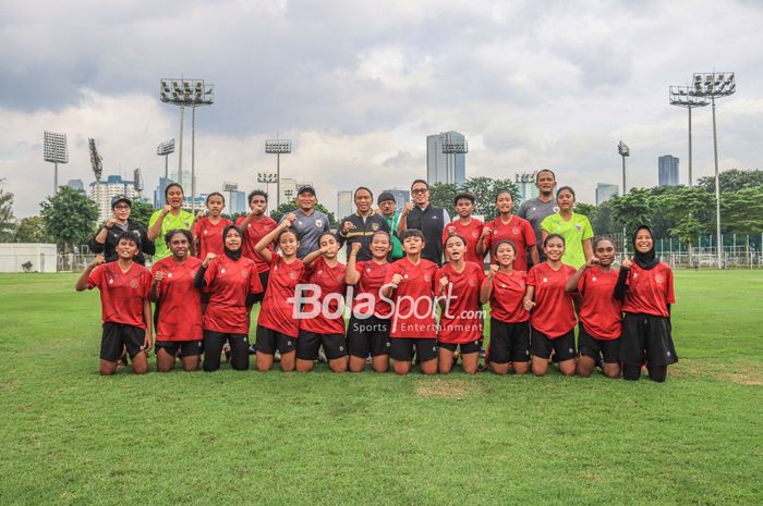 Skuat timnas wanita Indonesia (skuad timnas putri Indonesia) sedang berfoto bersama