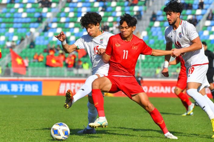 Pemain timnas U-20 Vietnam, Bui Vi Hao, mendapat kawalan ketat dari pemain Iran pada laga terakhir Grup B Piala Asia U-20 2023.