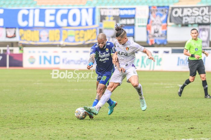 Bek asing Persik Kediri, Anderson Do Nascimento Carneiro (kanan), sedang merebut bola yang dikuasai striker Persib Bandung bernama David Da Silva (kiri) dalam laga pekan ke-29 Liga 1 2022 di Stadion Pakansari, Bogor, Jawa Barat, Rabu (8/3/2023).