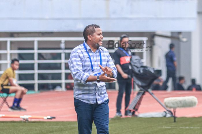 Pelatih Persik Kediri, Divaldo Da Silva Teixeira Alves, sedang memberikan keterangan intruksi kepada para pemainnya dalam laga pekan ke-29 Liga 1 2022 di Stadion Pakansari, Bogor, Jawa Barat, Rabu (8/3/2023).