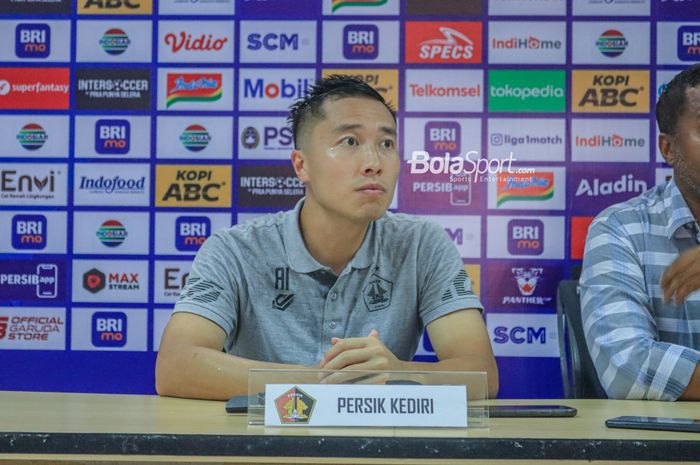 Pemain Persik Kediri, Arthur Irawan, saat menghadiri sesi jumpa pers setelah laga pekan ke-29 Liga 1 2022 di Stadion Pakansari, Bogor, Jawa Barat, Rabu (8/3/2023).