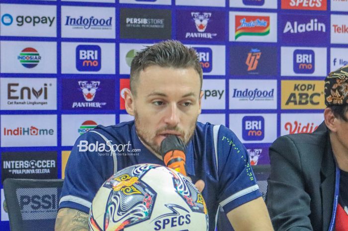 Gelandang Persib Bandung, Marc Klok, sedang memberikan keterangan kepada awak media dalam sesi jumpa pers setelah laga pekan ke-29 Liga 1 2022 di Stadion Pakansari, Bogor, Jawa Barat, Rabu (8/3/2023).