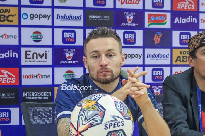 Gelandang Persib Bandung, Marc Klok, saat menghadiri sesi jumpa pers setelah laga pekan ke-29 Liga 1 2022 di Stadion Pakansari, Bogor, Jawa Barat, Rabu (8/3/2023).