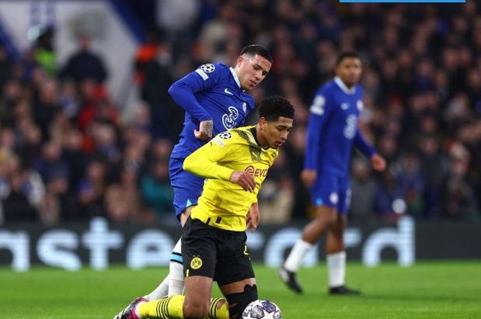 Momen Jude Bellingam berduel dengan Enzo Fernandez dalam laga Chelsea vs Borussia Dortmund pada leg kedua babak 16 besar Liga Champions 2022-2023.