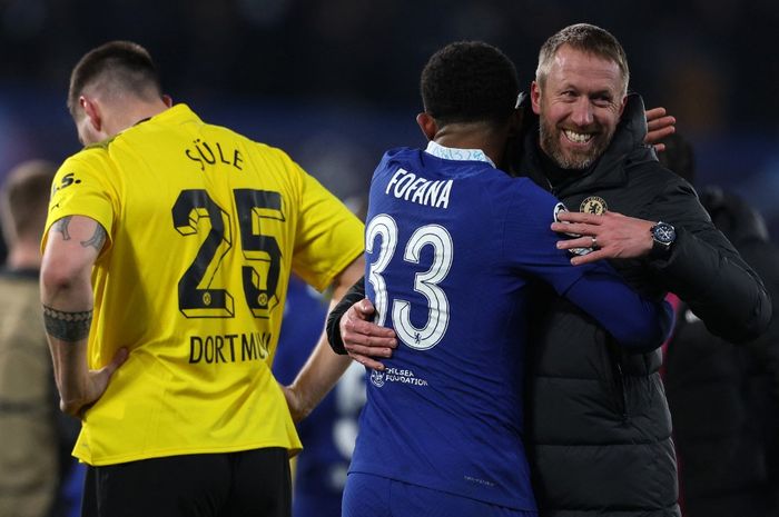 Pelatih Chelsea, Graham Potter, melakukan selebrasi bersama Wesley Fofana seusai laga leg kedua babak 16 besar Liga Champions kontra Borussia Dortmund. Dalam daftar tim yang lolos ke perempat final, ada skuad termuda ke-2.