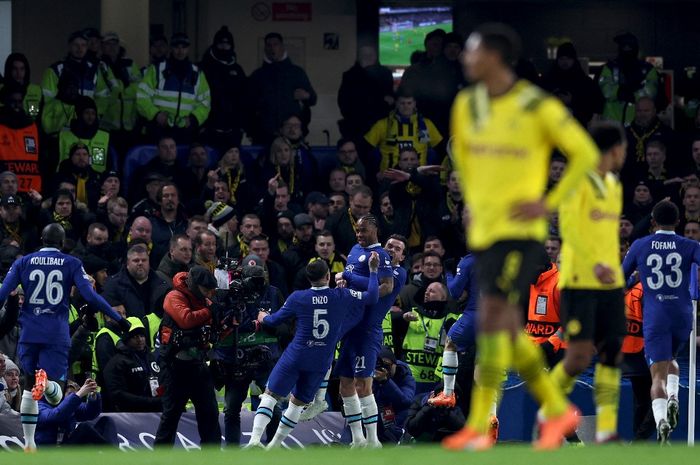 Para pemain Chelsea merayakan gol Raheem Sterling ke gawang Borussia Dortmund dalam laga leg kedua babak 16 besar Liga Champions di Stadion Stamford Bridge, Selasa (7/3/2023).