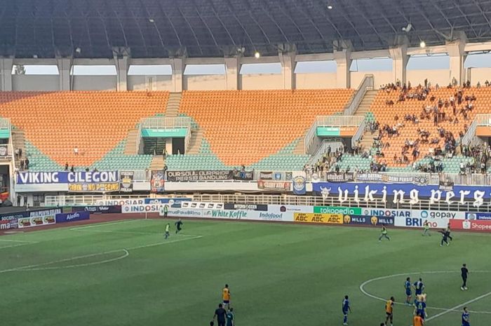 Suporter diamankan ketika turun ke lapangan saat laga pekan ke-29 Liga 1 2022/2023 antara Persib Bandung vs Persik Kediri berakhir di Stadion Pakansari, Cibinong, Kabupaten Bogor, Jawa Barat, Rabu (8/3/2023).