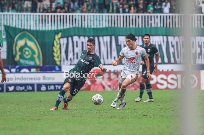 Pemain Persikabo 1973, Bruno Dybal (kiri), sedang menguasai bola dan dibayangi pilar PSM Makassar bernama Kenzo Nambu (kanan) dalam laga pekan ke-29 Liga 1 2022 di Stadion Pakansari, Bogor, Jawa Barat, Kamis (9/3/2023).