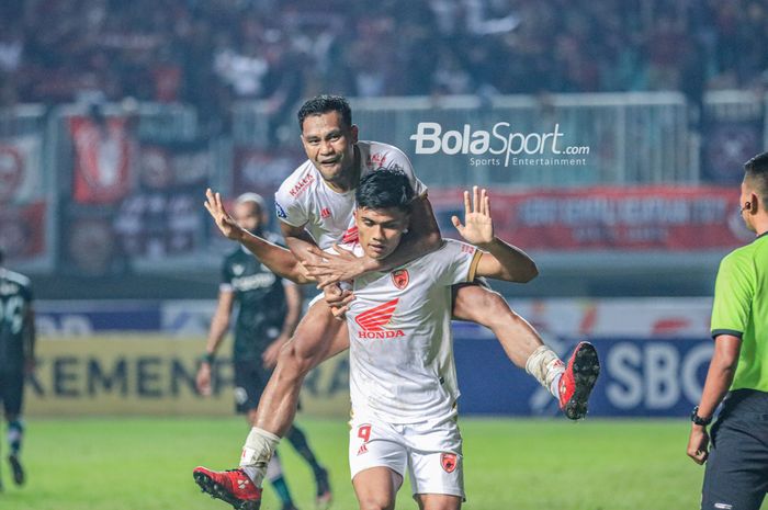 Pemain PSM Makassar, Safrudin Tahar (belakang), sedang digendong dalam selebrasi rekannya bernama Muhammad Ramadhan Sananta (depan) yang mampu mencetak gol dalam laga pekan ke-29 Liga 1 2022 di Stadion Pakansari, Bogor, Jawa Barat, Kamis (9/3/2023).