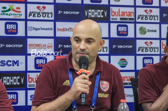 Pelatih PSM Makassar, Bernardo Tavares, sedang memberikan keterangan kepada awak media dalam sesi jumpa pers setelah laga pekan ke-29 Liga 1 2022 di Stadion Pakansari, Bogor, Jawa Barat, Kamis (9/3/2023).