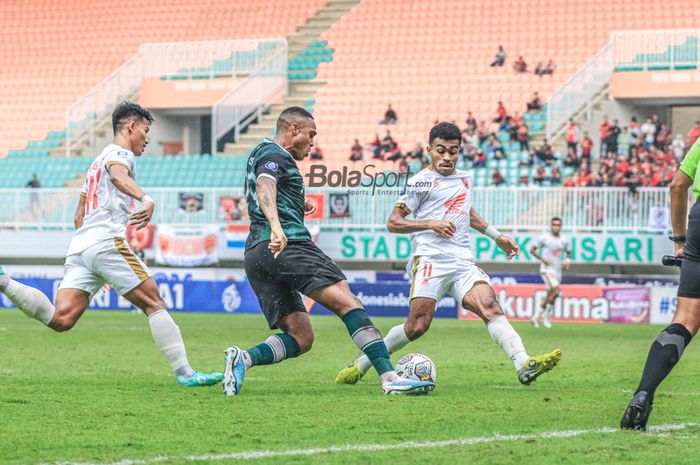 Striker asing Persikabo 1973, Pedro Henrique Cortes Oliveira Gois (tengah), sedang menendang bola dan berusaha dihalau pemain PSM Makassar bernama Yance Sayuri (kanan) dalam laga pekan ke-29 Liga 1 2022 di Stadion Pakansari, Bogor, Jawa Barat, Kamis (9/3/2023).