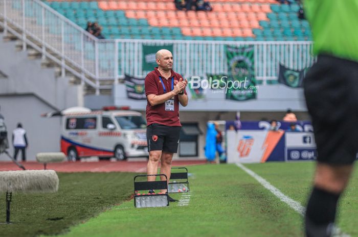 Pelatih PSM Makassar, Bernardo Tavares, sedang memberikan semangat kepada para pemainnya lewat tepuk tangan dalam laga pekan ke-29 Liga 1 2022 di Stadion Pakansari, Bogor, Jawa Barat, Kamis (9/3/2023).